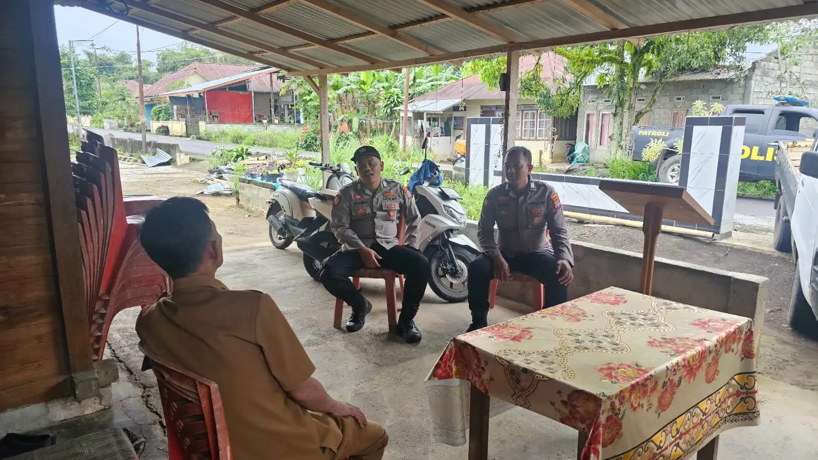 Patroli Edukatif Polsek Langowan Barat: Dekati Petani Tumataras Demi Kamtibmas yang Lebih Baik